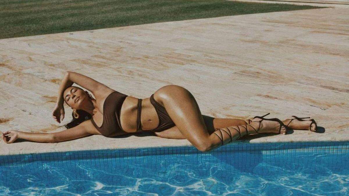 Kim Kardashian modela sus trajes de baño SKIMS SWIM