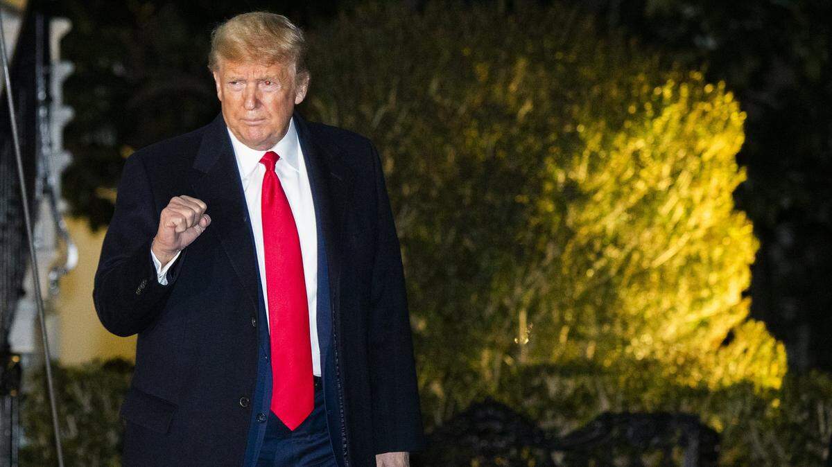 El presidente Donald Trump sale de la Casa Blanca, en Washington D.C., el lunes, para dirigirse a la cumbre del G20 en Davos, Suiza.