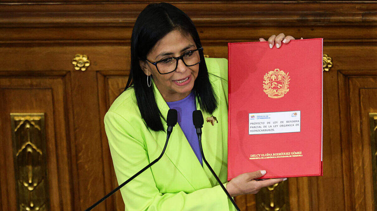 La presidenta interina de Venezuela, Delcy Rodríguez, habla y muestra un documento durante la presentación del informe del primer año de gobierno en el Palacio Federal Legislativo, el jueves 15 de enero de 2026 en Caracas, Venezuela.