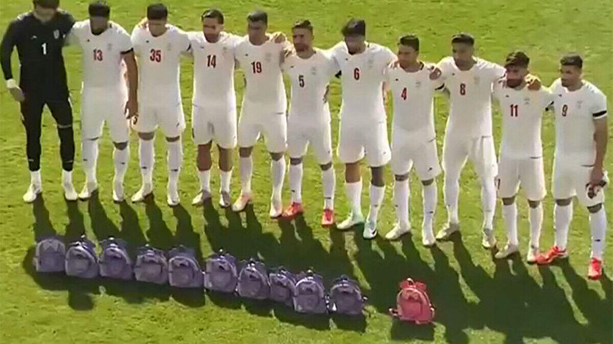 Esta imagen de video, tomada de imágenes difundidas por la emisora estatal iraní (IRIB) el viernes 27 de marzo de 2026 y distribuida a través de AFPTV, muestra a la selección nacional de fútbol del país rindiendo homenaje a las víctimas del ataque perpetrado el 28 de febrero contra una escuela primaria en Minab, antes de su partido amistoso contra Nigeria en Antalya, Turquía.