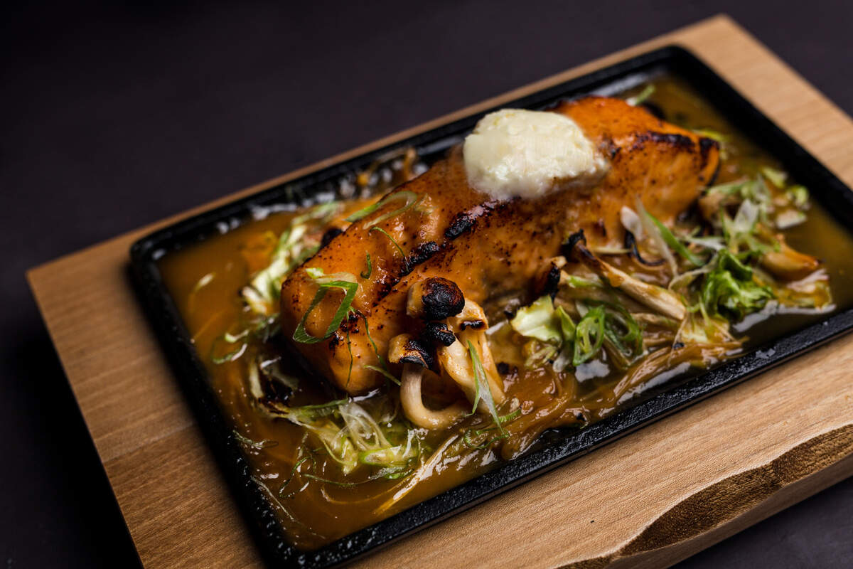 En AZABU Miami Beach la velada navideña es al estilo japonés. Este restaurante ha preparado una cena íntima y lujosa a un precio fijo de $50.