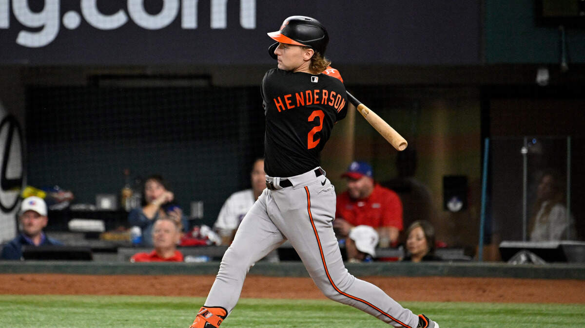 Gunnar Henderson, de 22 años, dividió su tiempo entre la tercera base y el campocorto con los Orioles de Baltimore y ofreció una actuación defensiva superior al promedio en ambas posiciones. Bateó para .255 con 28 jonrones, 82 carreras producidas, 100 carreras anotadas, 29 dobletes y 10 bases robadas.