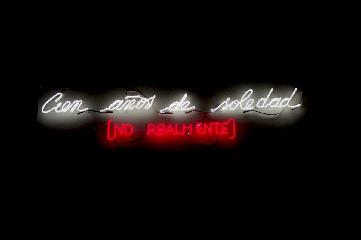 ”Cien Años De Soledad” (No Realmente), 1985, de Alfredo Jaar. Neon Work: 41 x 168 x 5 cm AP 2/