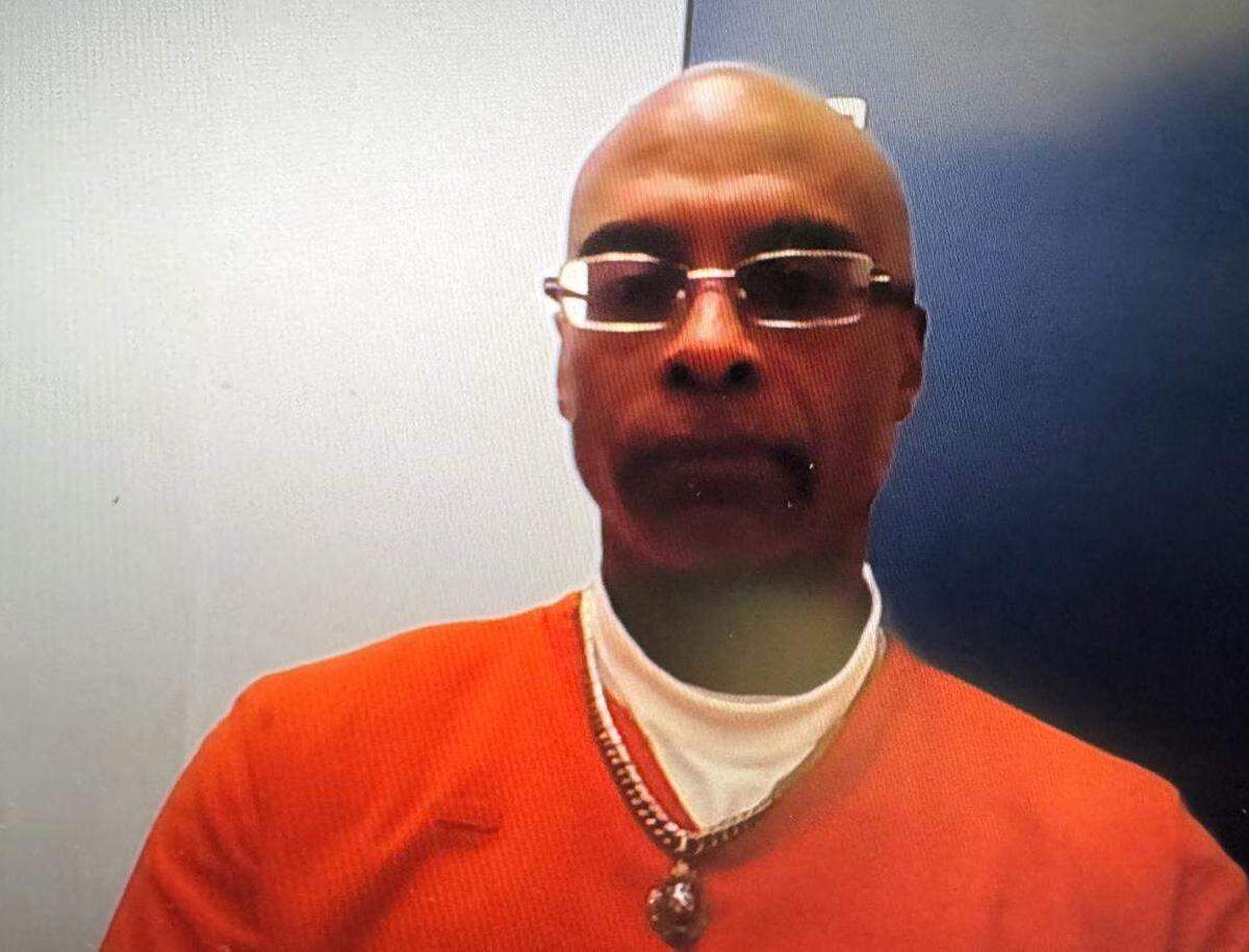 El recluso del corredor de la muerte Chadwick Willacy testifica a través de Zoom a favor de Rafael Andrés el lunes 6 de abril de 2026. Andrés describió a Willacy como un “verdadero hermano”.