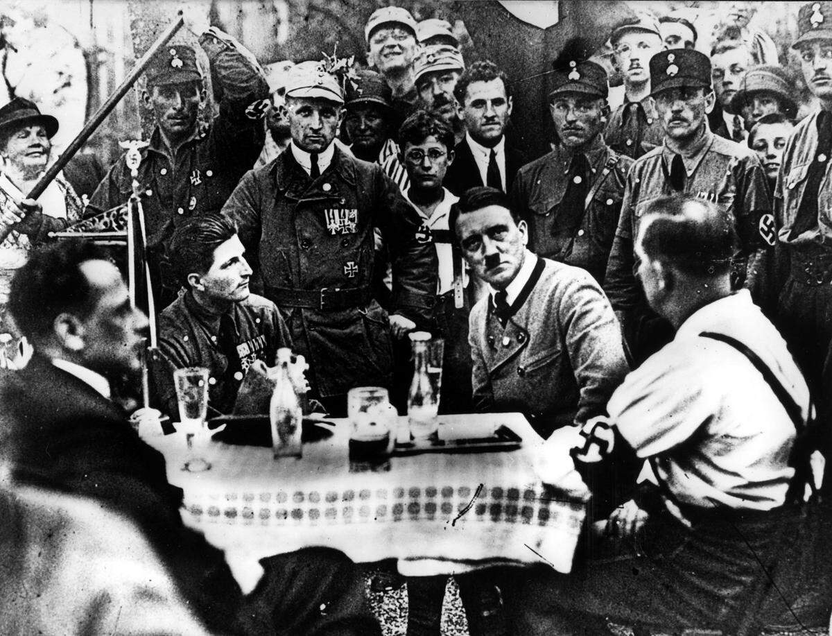Foto de archivo de 1925 que muestra a Adolfo Hitler reunidos con miembros del grupo Nacional Socialista en Munich, Alemania.