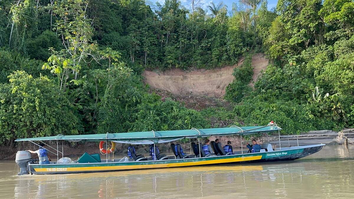 Lancha de motor en Salado de los loros, río Napo, Ecuador.