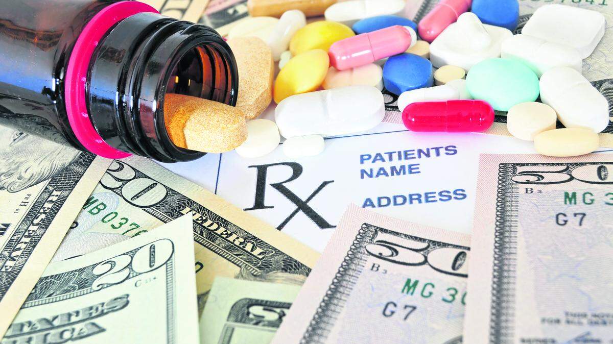 El presidente Biden promulgó el Inflation Reduction Act de 2022, cuyo objetivo es reducir los precios de los medicamentos recetados para las personas mayores.