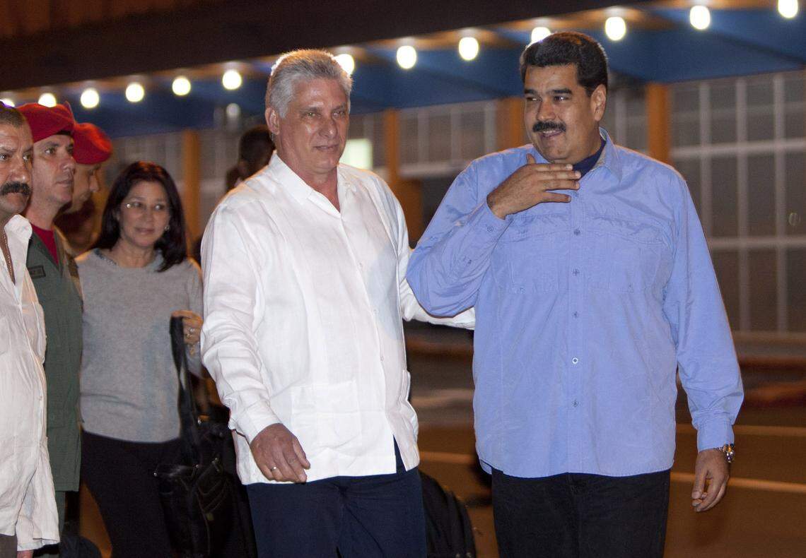 El gobernante venezolano Nicolás Maduro es recibido por el vicepresidente Miguel Díaz-Canel a su arribo al Aeropuerto Internacional José Martí de La Habana, el 17 de marzo del 2017.