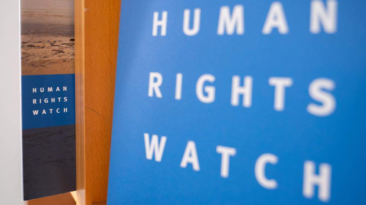  El logotipo de Human Rights Watch (HRW), una organización internacional no gubernamental cuya misión es defender los derechos humanos y promover el respeto a la Declaración Universal de los Derechos Humanos, adorna una estantería en París, el 19 de junio de 2025.