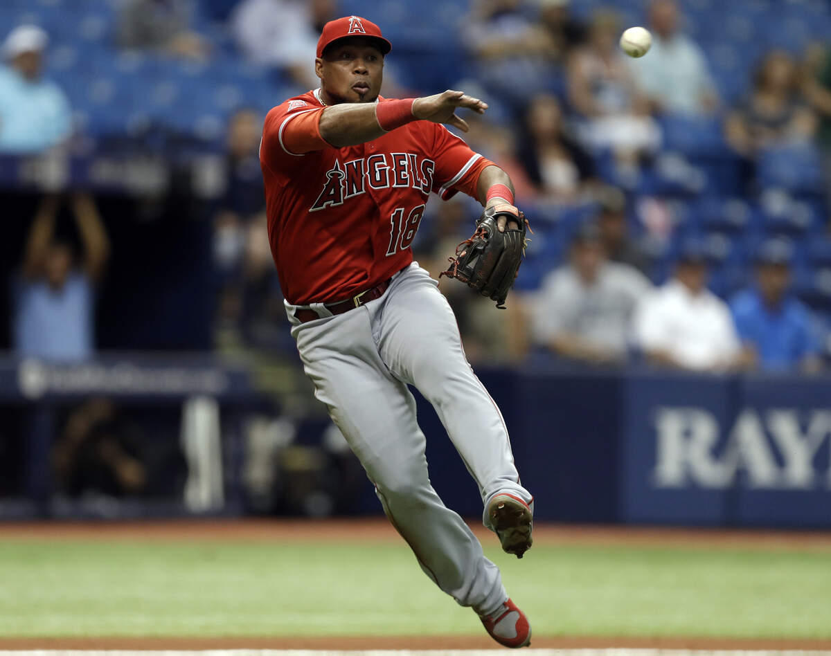 Luis Valbuena como tercera base de Los Angeles Angels. Foto de archivo.