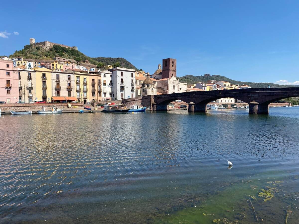 Puente de Bosa sobre el río Temo.