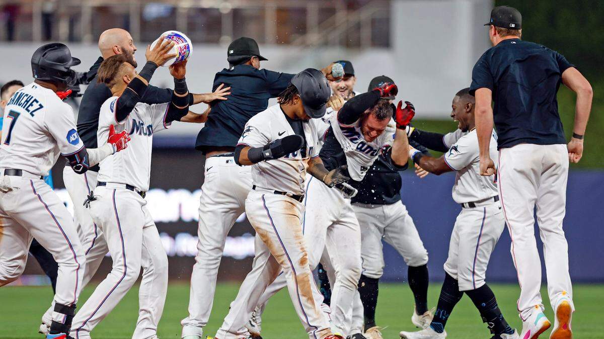 El receptor de los Marlins Nick Fortes (centro) celebra con sus compañeros de equipo tras pegar el hit que dejó al campo a los Padres de San Diego, el miércoles 31 de mayo de 2023 en Miami.