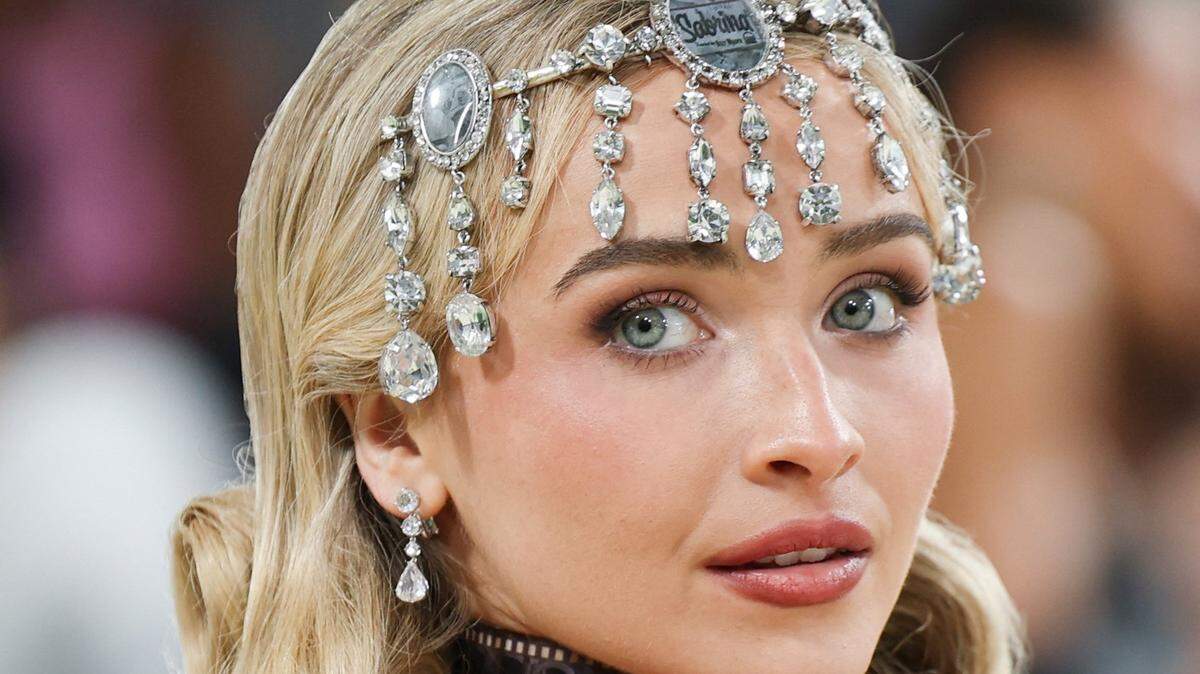 TOPSHOT - US singer, songwriter and actress Sabrina Carpenter arrives for the 2026 Met Gala celebrating "Costume Art" at the Metropolitan Museum of Art, in New York, on May 4, 2026. (Photo by Angela Weiss / AFP via Getty Images) / ALTERNATE CROP