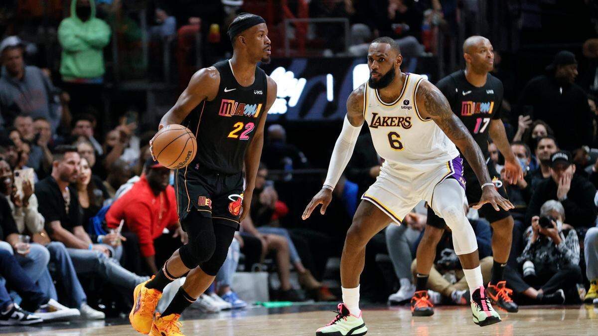 El jugador del Heat Jimmy Butler (izq.) trata de entrar al aro ante la marca de LeBron James, de los Lakers de Los Angeles, en el partido celebrado el 23 de enero de 2022 en Miami.