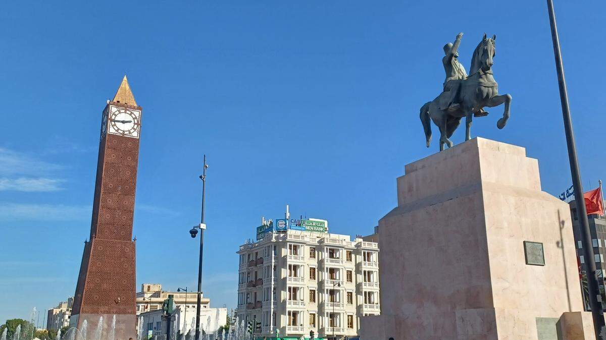 Avenida Bourgiba y la Torre del Reloj en la ciudad moderna.