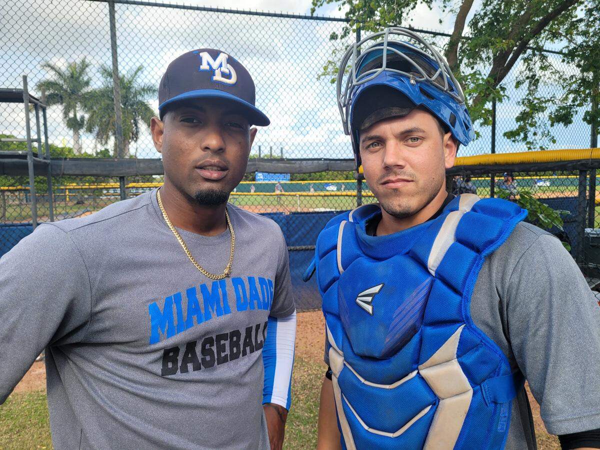 Loidel Rodríguez (der.) ha dado un paso sólido en su meta de jugar béisbol profesional en los Estados Unidos. El pelotero cubano será uno de los receptores del equipo del Miami-Dade College y jugará la temporada que comienza este viernes, junto a su compatriota Andy Rodríguez.