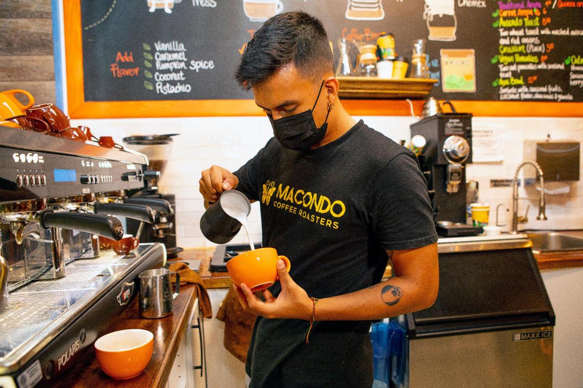 El barista Juan Pablo Nárvaez prepara un café en Macondo en Kendall.