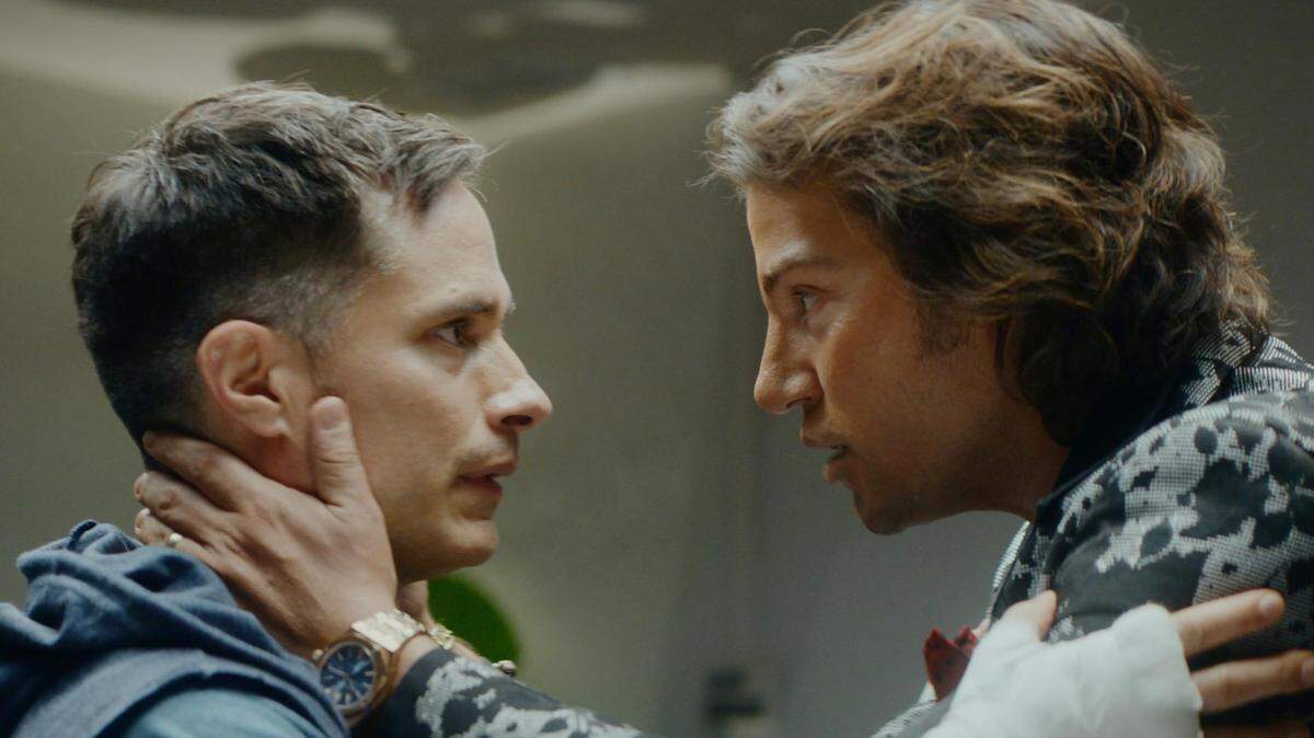 En Hulu Latino la serie dramática mexicana ‘La Máquina’ (2024) dirigida por Gabriel Ripstein con las actuaciones de Gael García Bernal, Diego Luna y Eiza González.