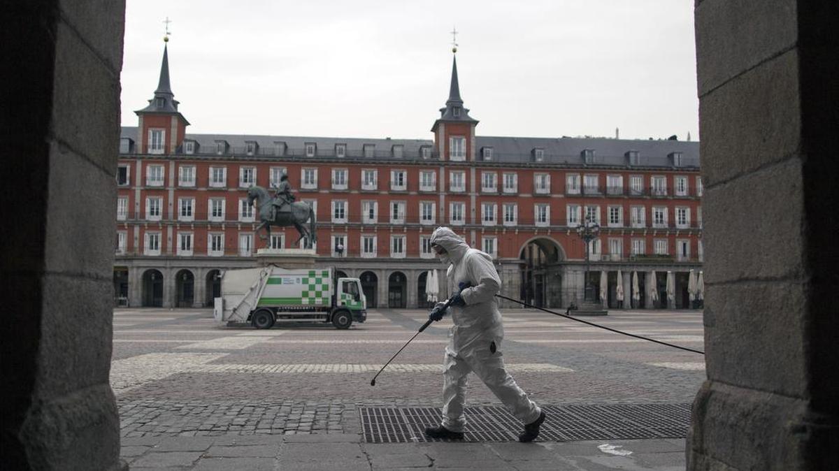Un trabajador más limpio limpia el pavimento de la Plaza Mayor en el centro de Madrid, España, el miércoles 18 de marzo de 2020.