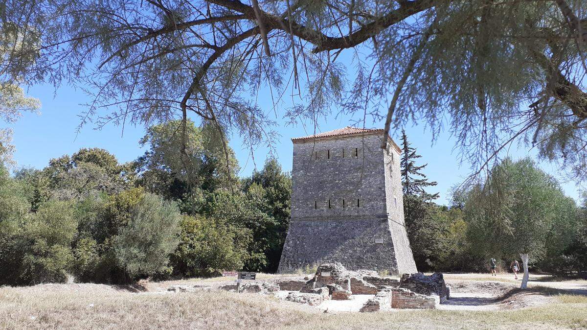 Butrinto, antigua ciudad griega del siglo VIII adC, exhumada en la década de 1930 por la misión italiana. Torre veneciana del siglo XV.
