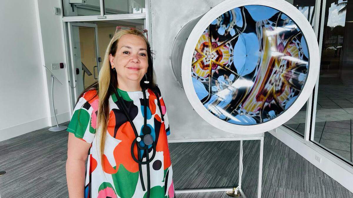 La artista Sandra Ramos junto a la instalación inmersiva 'Entrodoscopes' en el Lowe Art Museum.