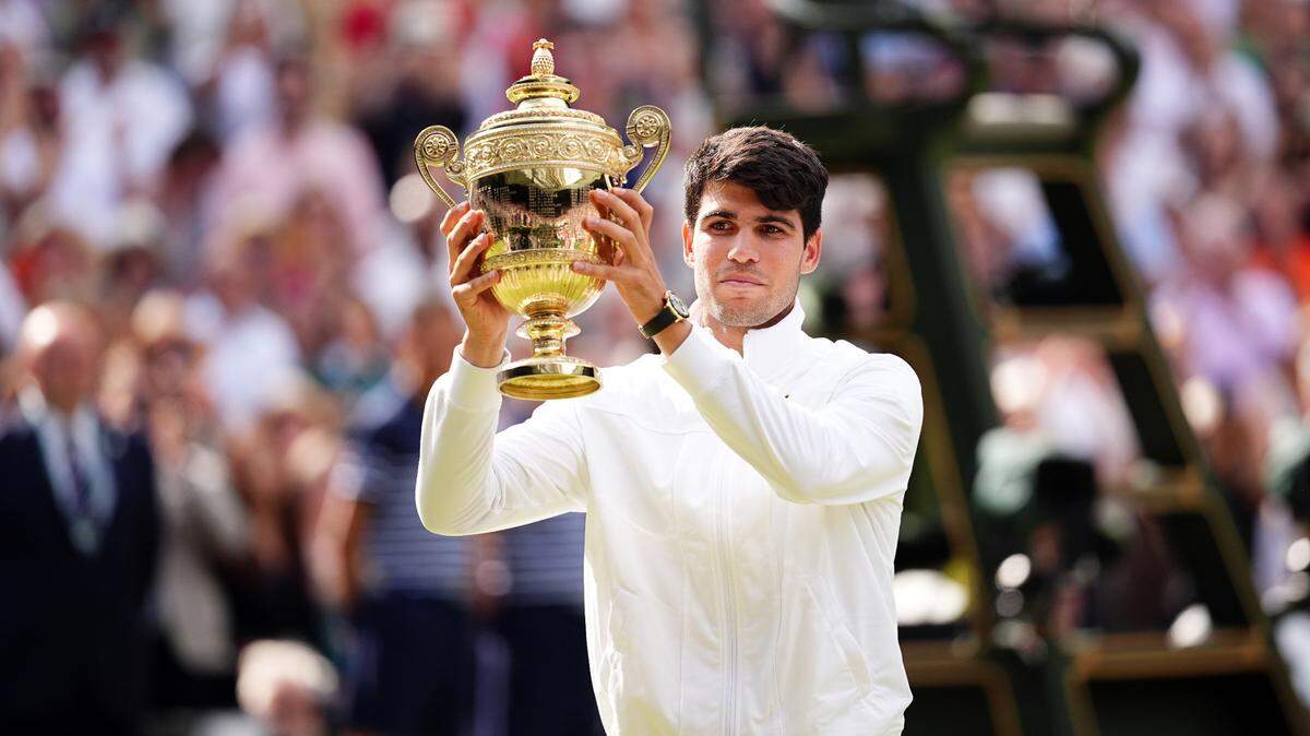 El tenista español Carlos Alcaraz sumó el segundo título de Wimbledon en su palmarés tras derrotar este domingo en la final al serbio Novak Djokovic, en una especie relevo generacional. 
