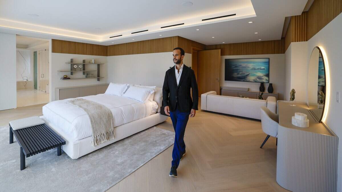 David-Emmanuel Cohen, presidente y director ejecutivo de Madar Group USA, dentro de la suite principal. Cohen está desarrollando The Mansions, un exclusivo enclave de 2,5 acres compuesto por nuevas mega-mansiones independientes en Fisher Island, en Miami Beach, Florida, el miércoles 10 de junio de 2026.