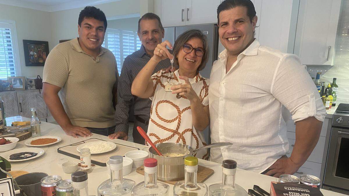 El empresario cubanoamericano Tony Haber (der.), dueño de Ocean Cask Spirits, que lanzó el tequila Tus Nalguitas son Mías, junto con su socio en la empresa Andrés González (izq.) presencian cómo Dunia Miranda, embajadora de la marca, le da los últimos toques con tequila a su receta de arroz con leche, que preparó en casa del abogado Will Trueba, consejero legal de Ocean Cask Spirits.