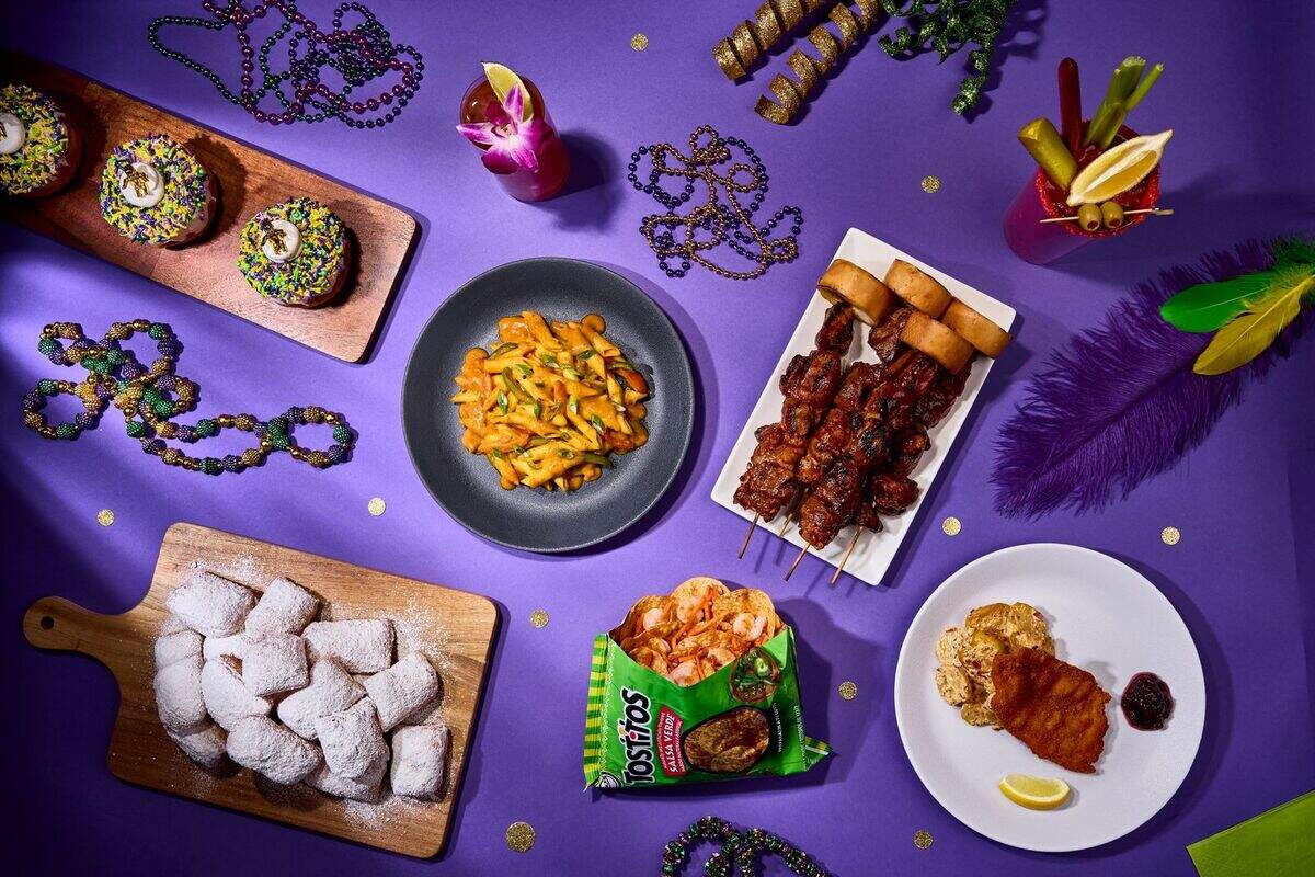 Comida internacional en el festejo de Mardi Gras en Universal Orlando