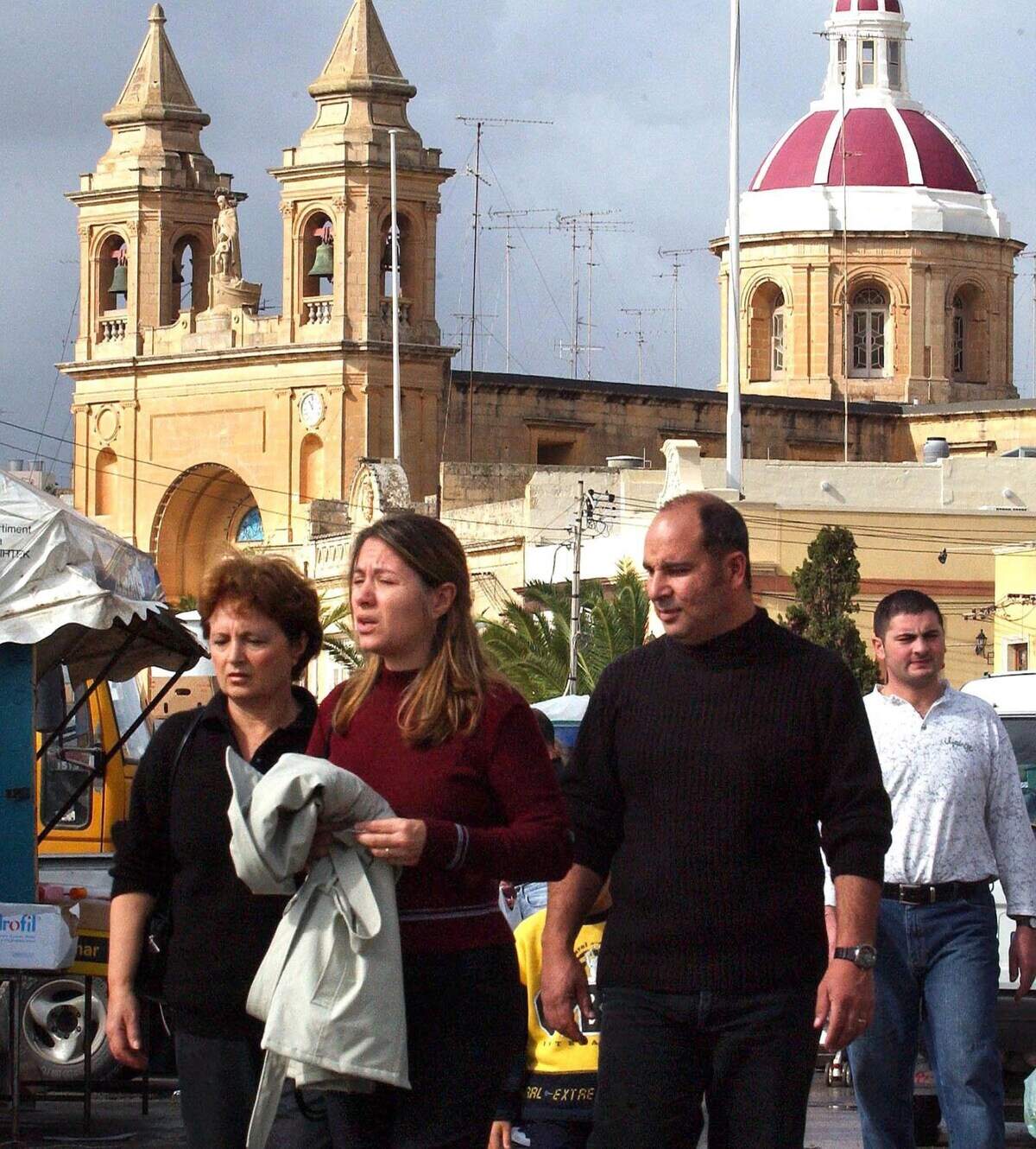 Locales y turistas pasean por las calles de Malta.