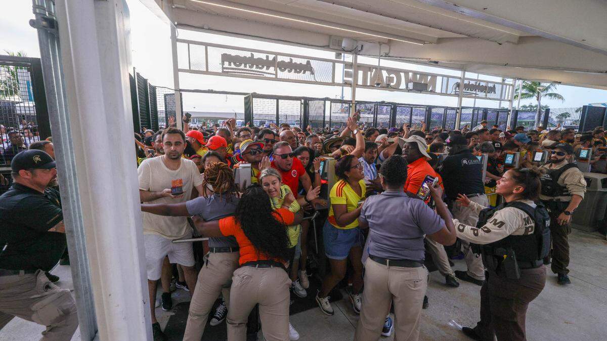Fanáticos corriendo hacia las puertas del Hard Rock Stadium antes del partido final de la Copa América entre Argentina y Colombia el 14 de julio de 2024.