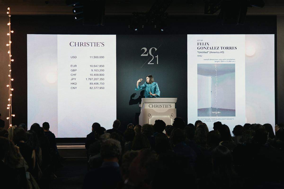 La subastadora de Christie’s, Georgina Hilton, vende “Untitled” (America #3) de Félix González-Torres. La casa de subastas está vendiendo obras de la colección de la difunta mecenas de las artes de Miami, Rosa de la Cruz.