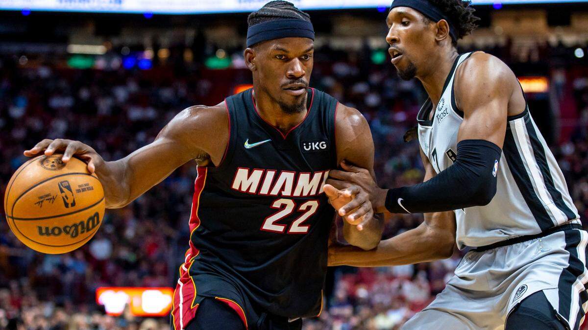 El jugador del Heat Jimmy Butler (izq.) trata de entrar al aro ante la marca de Josh Richardson, de los Spurs de San Antonio, en el partido efectuado el 26 de febrero de 2022 en Miami.