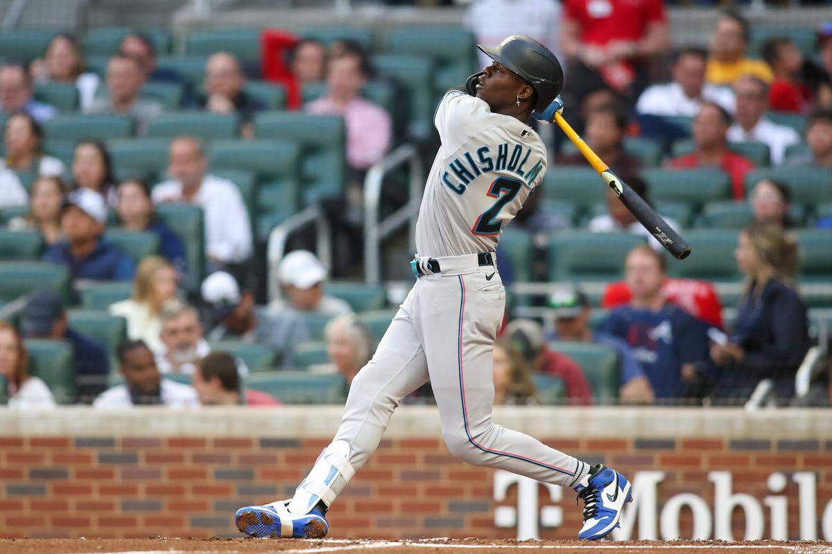 El jardinero de los Marlins Jazz Chisholm Jr. dispara un jonrón en el tercer inning del partido ante los Bravos, celebrado el 25 de abril de 2023 en Atlanta.