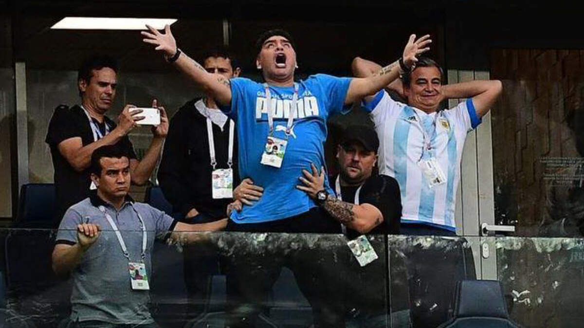 El ex delantero argentino Diego Maradona celebra el gol de apertura durante el partido de fútbol del Grupo D de la Copa Mundial Rusia 2018 entre Nigeria y Argentina en el estadio de San Petersburgo el 26 de junio de 2018. 