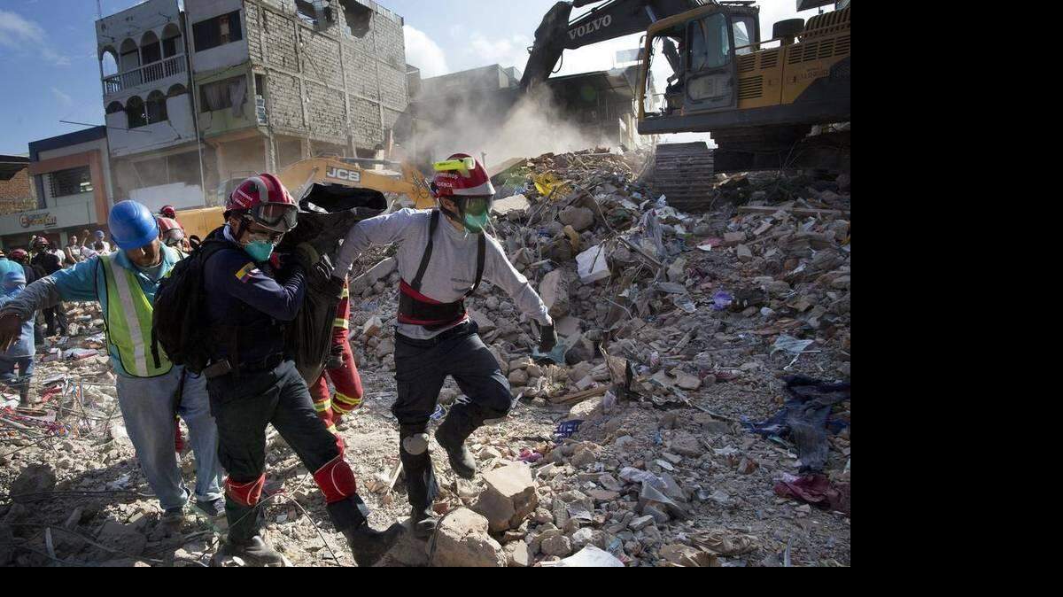 Rescatistas sacan un cuerpo de las ruinas de un edificio en Portoviejo, Ecuador, el lunes 18 de abril de 2016, después de un terremoto de 7.8 grados que estremeció al país el sábado.


