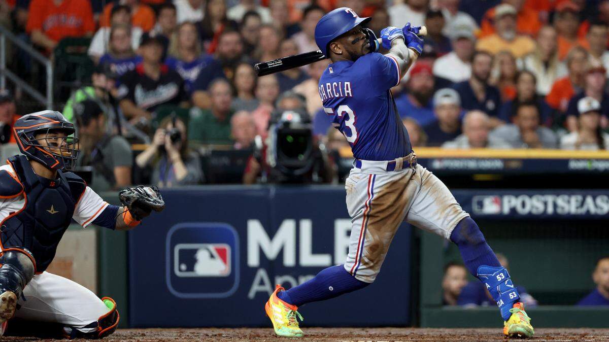 El jardinero de los Rangers de Texas Adolis García pega un jonrón en el tercer inning ante los Astros, en el séptimo partido de la Serie de Campeonato de la Liga Americana, celebrado el 23 de octubre de 2023 en Houston.