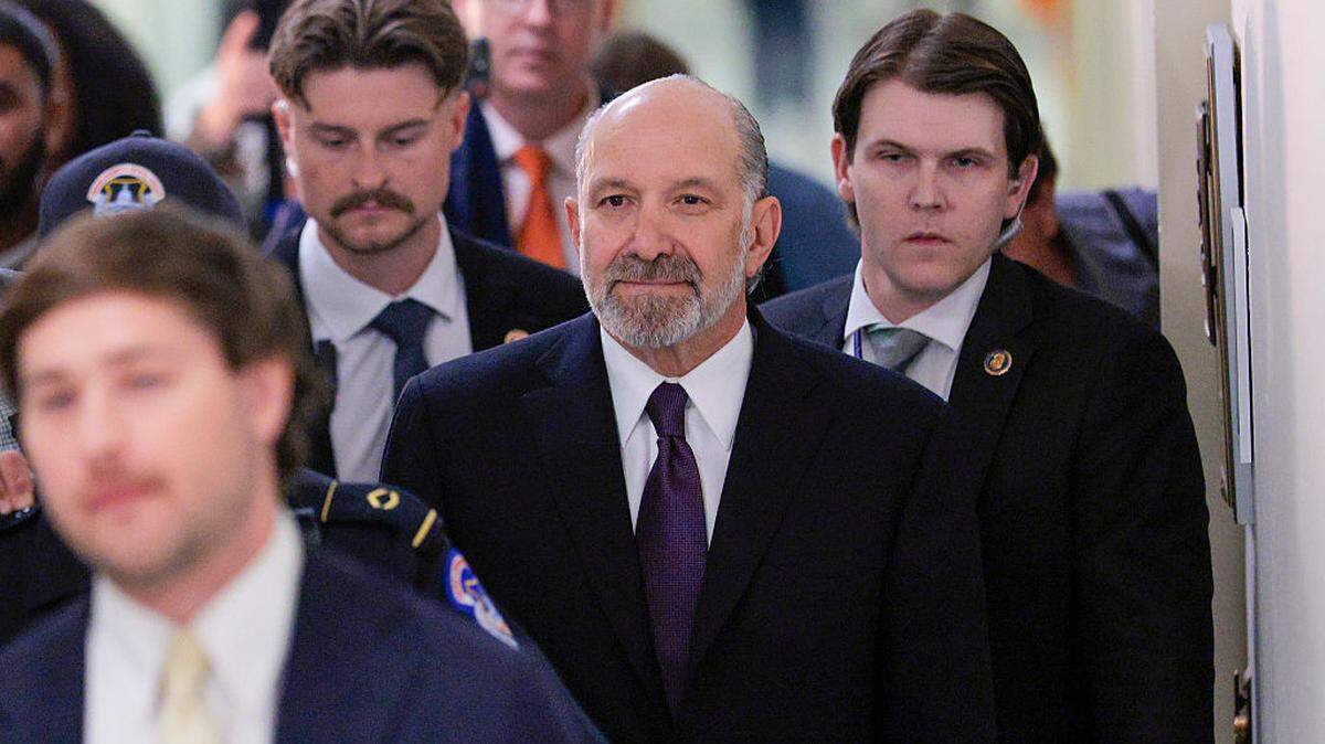 El secretario de Comercio de EEUU, Howard Lutnick (segundo desde la derecha), llega para una entrevista a puerta cerrada y transcrita con el Comité de Supervisión de la Cámara de Representantes, en el Edificio de Oficinas Rayburn, el miércoles 6 de mayo de 2026 en Washington, DC.