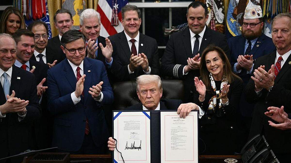 El presidente Donald Trump firmó el miércoles la ley que pone fin al cierre gubernamental más largo de la historia de Estados Unidos, tras 43 días de duro pulso político entre republicanos y demócratas.