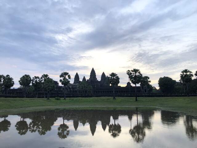 Templo Angkor Wat al amanecer.jpeg Templo Pre Rup-Angkor considerado el monumento religioso más grande del mundo.