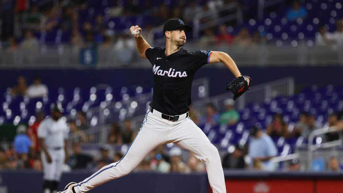 El lanzador abridor de los Miami Marlins, Bryan Hoeing (78), trabaja contra los Medias Blancas de Chicago durante la primera entrada en LoanDepot Park, el 5 de julio de 2024; Miami