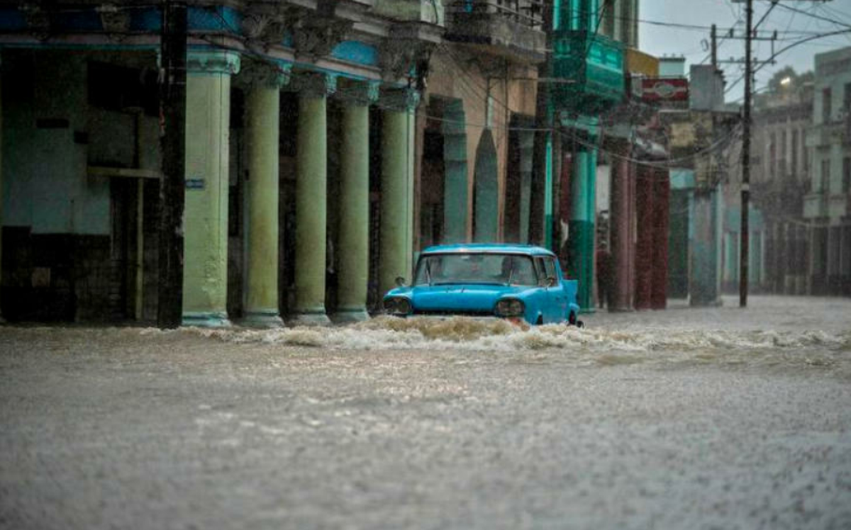 Un automóvil circula por una calle inundada en el municipio 10 de Octubre en La Habana, el 9 de septiembre de 2020.