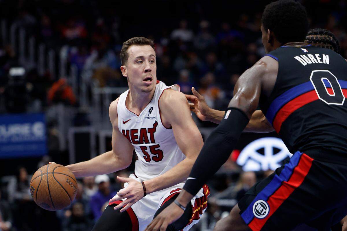 El jugador del Heat de Miami Duncan Robinson (izq.) conduce el balón ante la marca de Jalen Duren, de los Pistons, en el partido celebrado el 12 de noviembre de 2024 en Detroit.