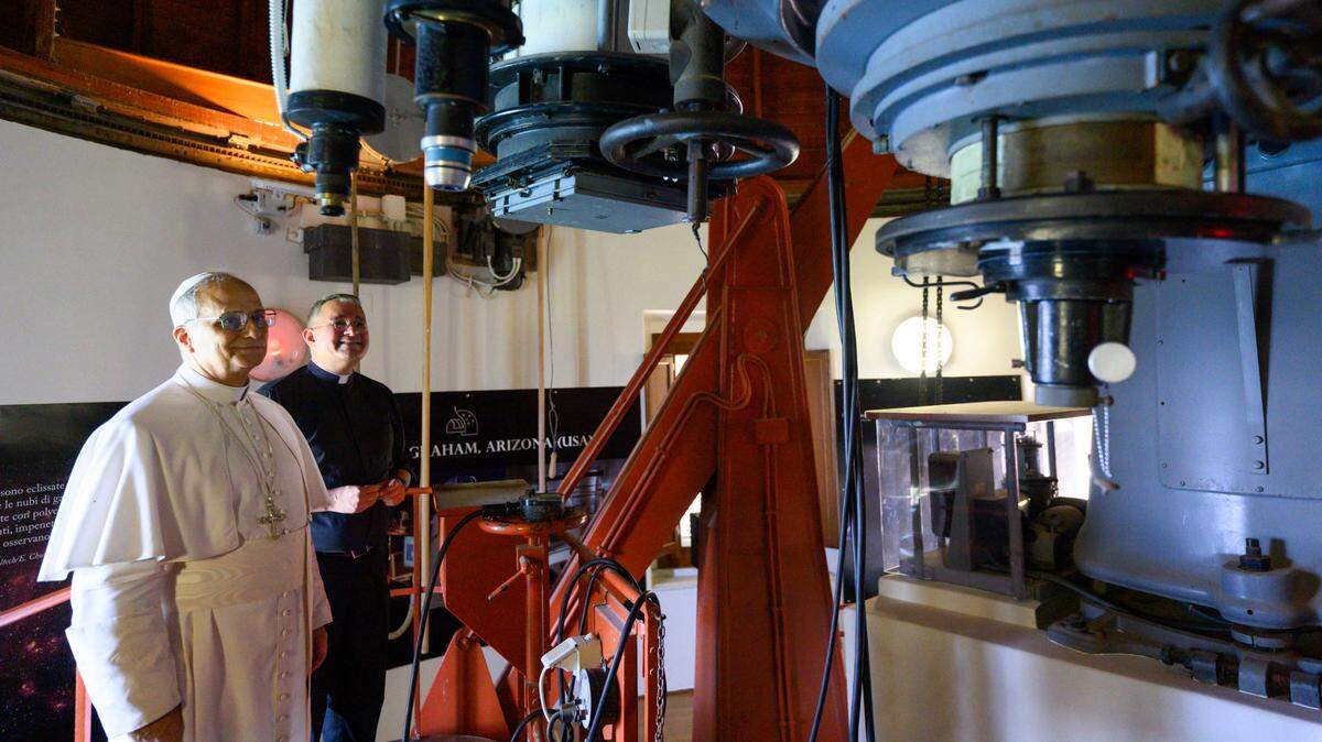 El papa León XIV visitó este domingo el Observatorio astronómico Vaticano de Castel Gandolfo, la localidad cercana a Roma donde pasa sus vacaciones, en coincidencia con el 56 aniversario de la llegada del hombre a la luna, informó la Santa Sede. “A última hora de la mañana de hoy, aniversario de la llegada a la Luna en 1969, tras el rezo del Ángelus, el Papa León XIV ha visitado los telescopios y la instrumentación de las cúpulas del Observatorio Vaticano de Castel Gandolfo”, se indica en un escueto comunicado.