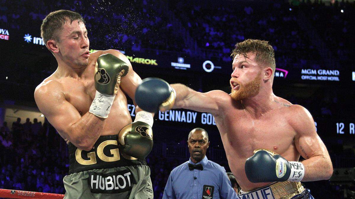 Saúl Álvarez (der.) tira un golpe a Gennady Golovkin en la primera pelea celebrada el 16 de septiembre de 2017 en Las Vegas.