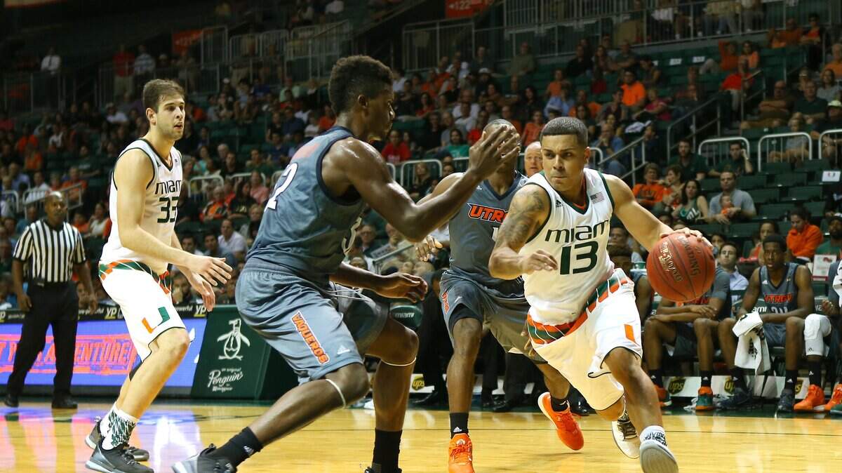 Ángel Rodríguez (der.) entra al aro en un partido con la Universidad de Miami, el 13 de noviembre de 2015.