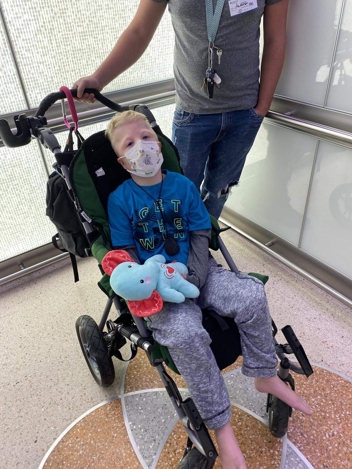 Gabryel Scott Atkinson falleció y su familia decidió traer a Walt Disney World a su elefante de peluche con parte de sus cenizas.
