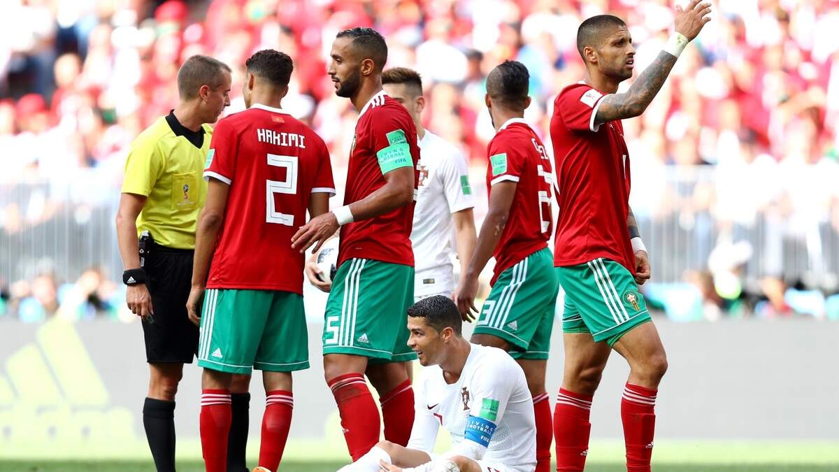 El colegiado estadounidense Mark Geiger (izq.) declara un tiro libre a favor de Portugal en el partido contra Marruecos, celebrado el 20 de junio d e2018 en Moscú, Rusia.