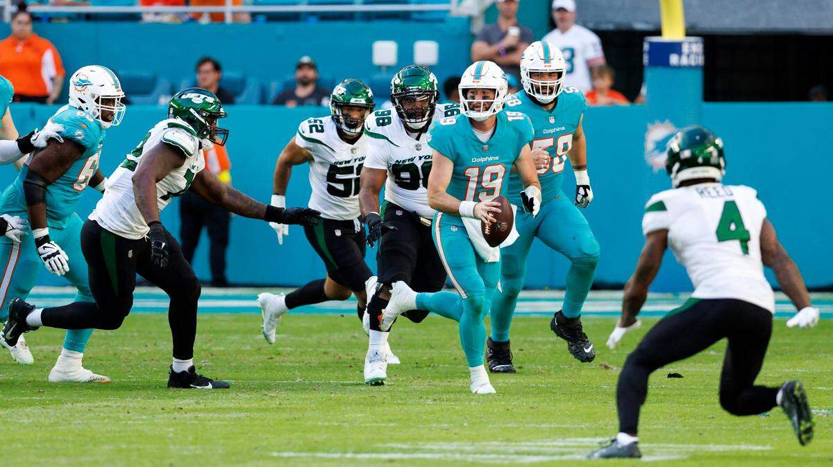 El quarterback de los Dolphins Skylar Thompson (19) trata de evitar la defensa de los Jets de New Yokr, en el partido celebrado el 8 de enero de 2023 en el Hard Rock Stadium en Miami Gardens, Florida.