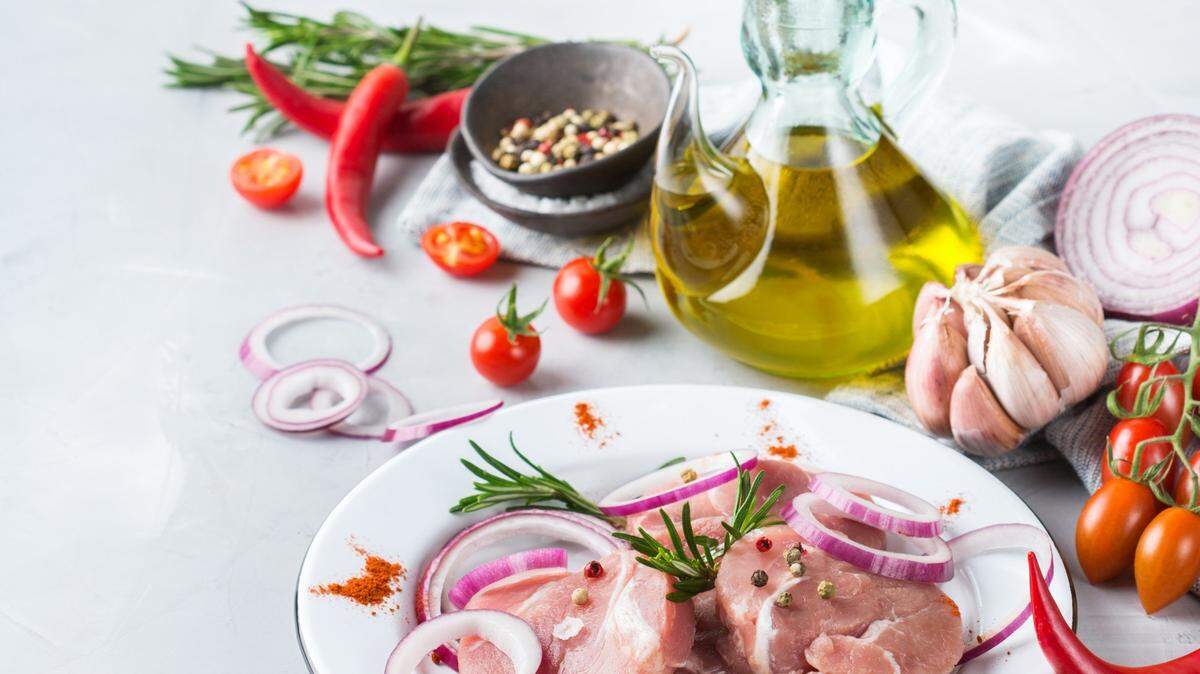 Para una mujer de 150 libras, eso se traduce en comer 55 gramos de proteína al día; para un hombre de 180 libras, requiere comer 65 gramos.
